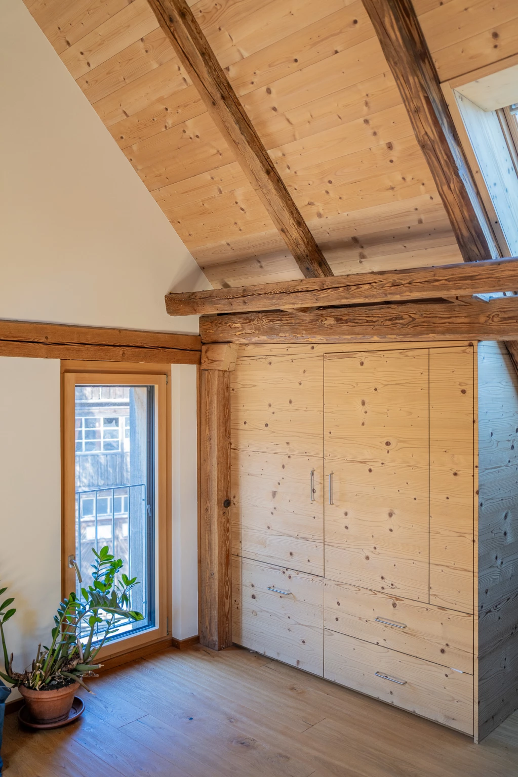 Nachhaltige Renovation mit Altholz durch Zimmerei in Illighausen