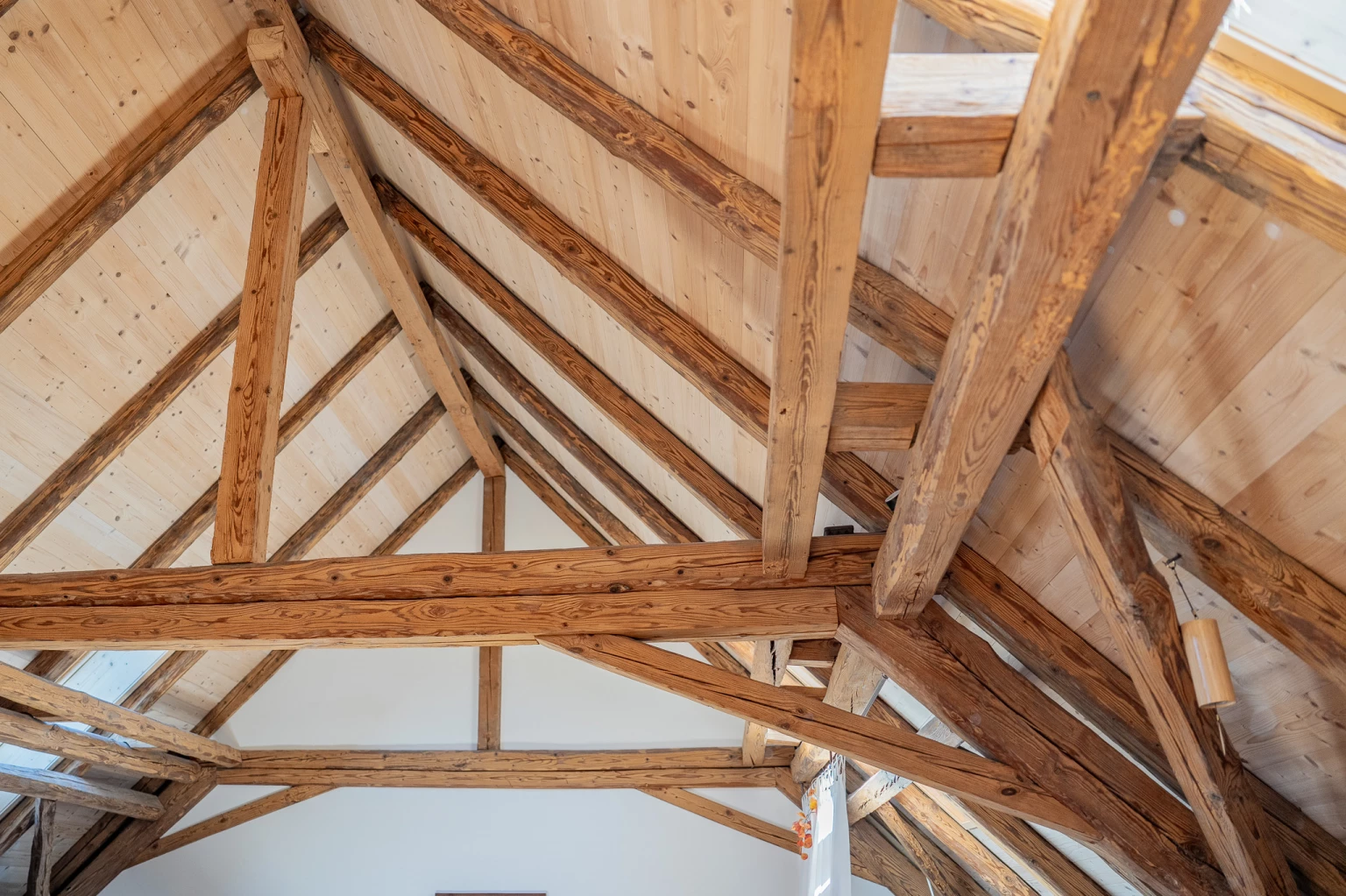 Nachhaltige Renovation mit Altholz durch Zimmerei in Illighausen