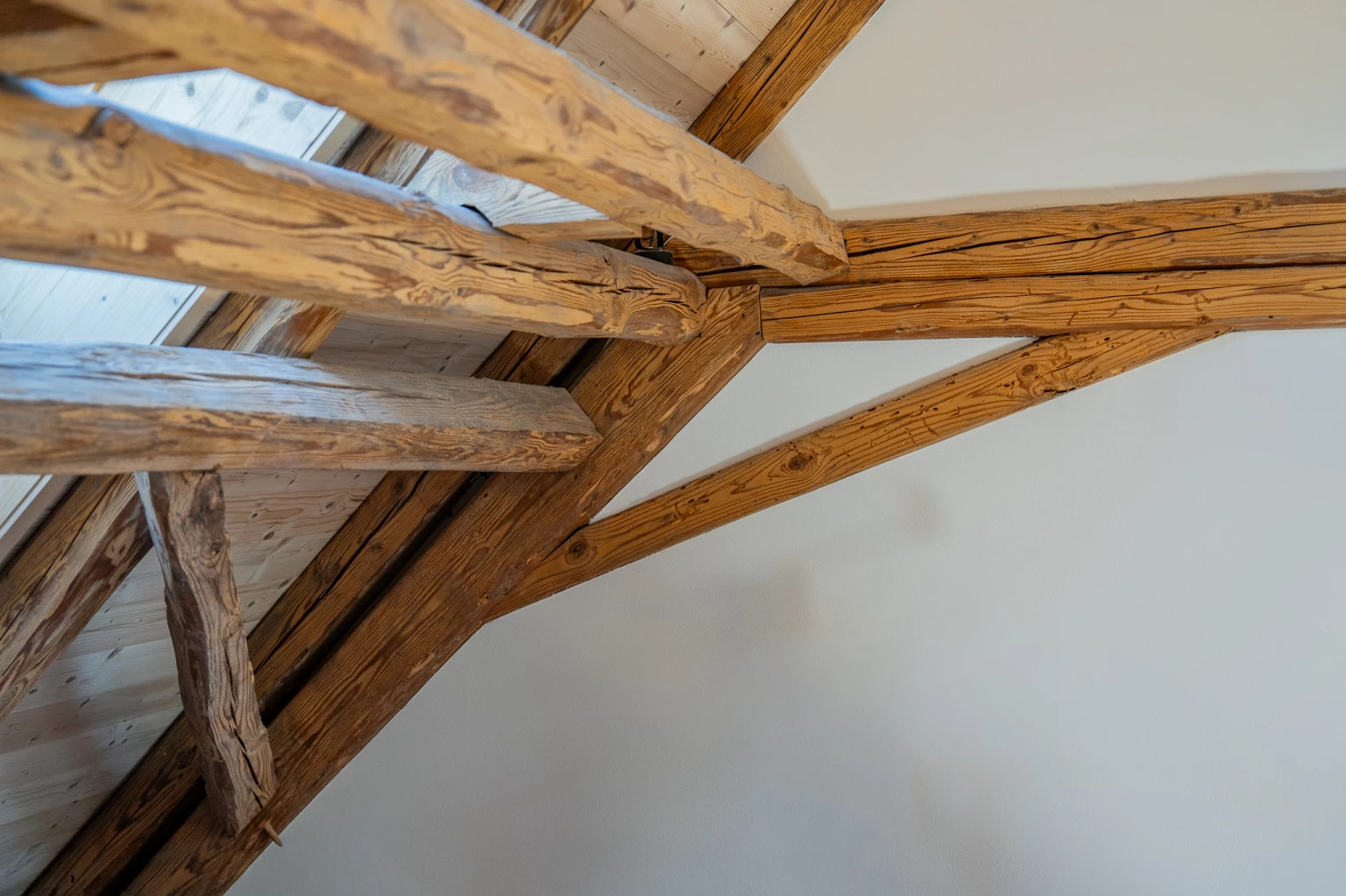 Nachhaltige Renovation mit Altholz durch Zimmerei in Illighausen