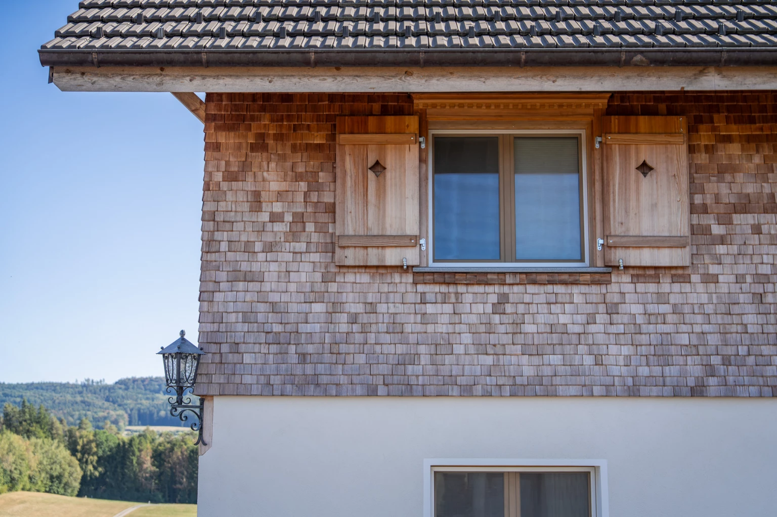 Umbau eines alten Bauernhauses mit sichtbarer Altholzkonstruktion und modernen Wohnräumen