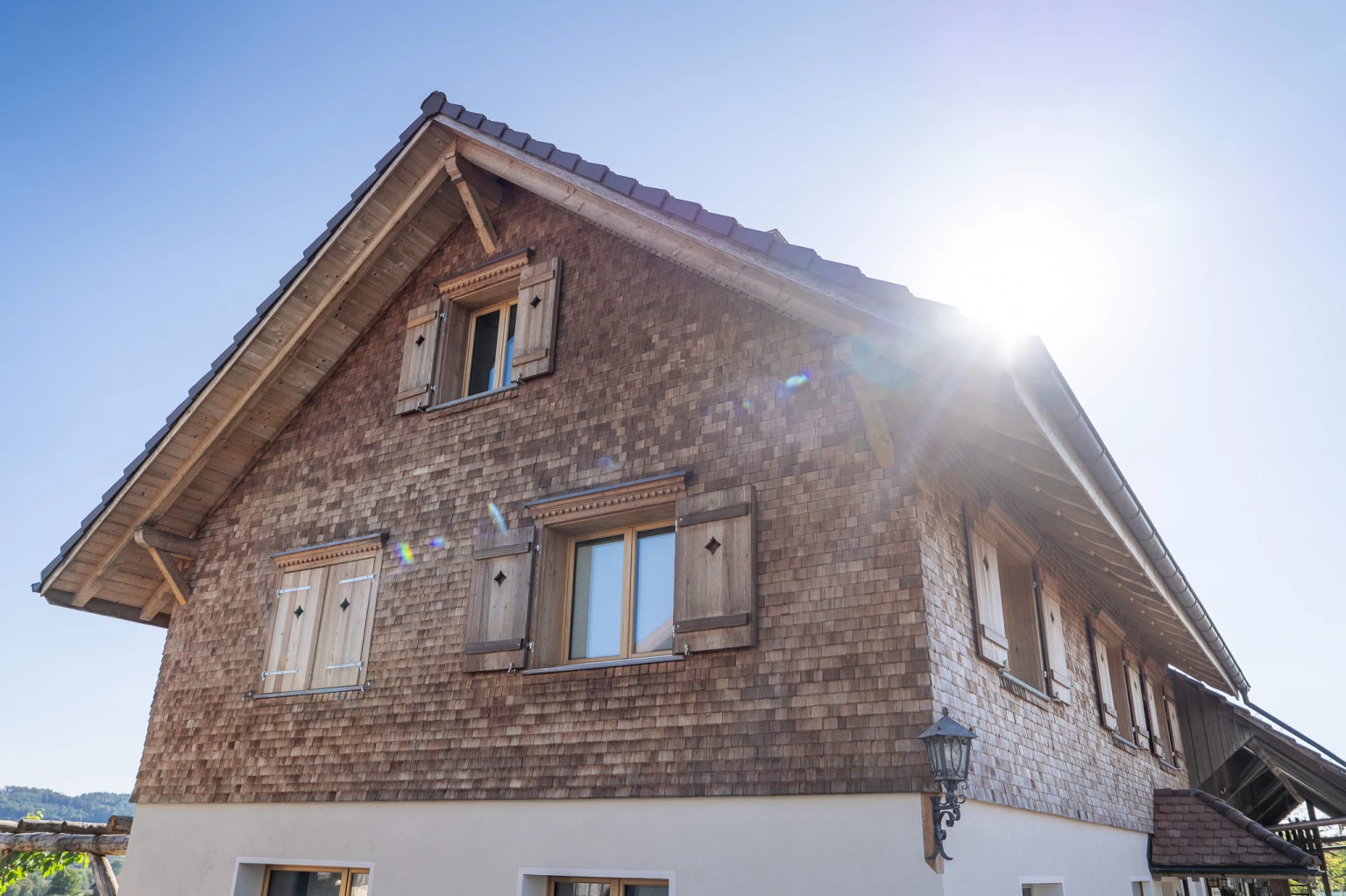 Umbau eines alten Bauernhauses mit sichtbarer Altholzkonstruktion und modernen Wohnräumen