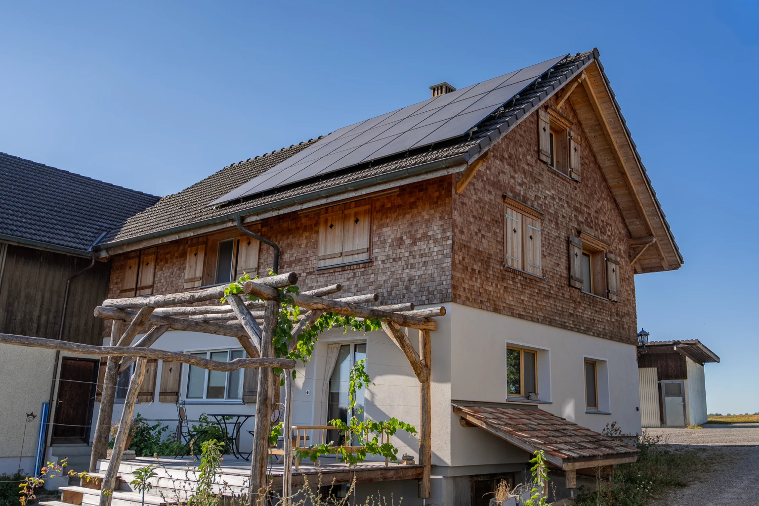 Umbau eines alten Bauernhauses mit sichtbarer Altholzkonstruktion und modernen Wohnräumen