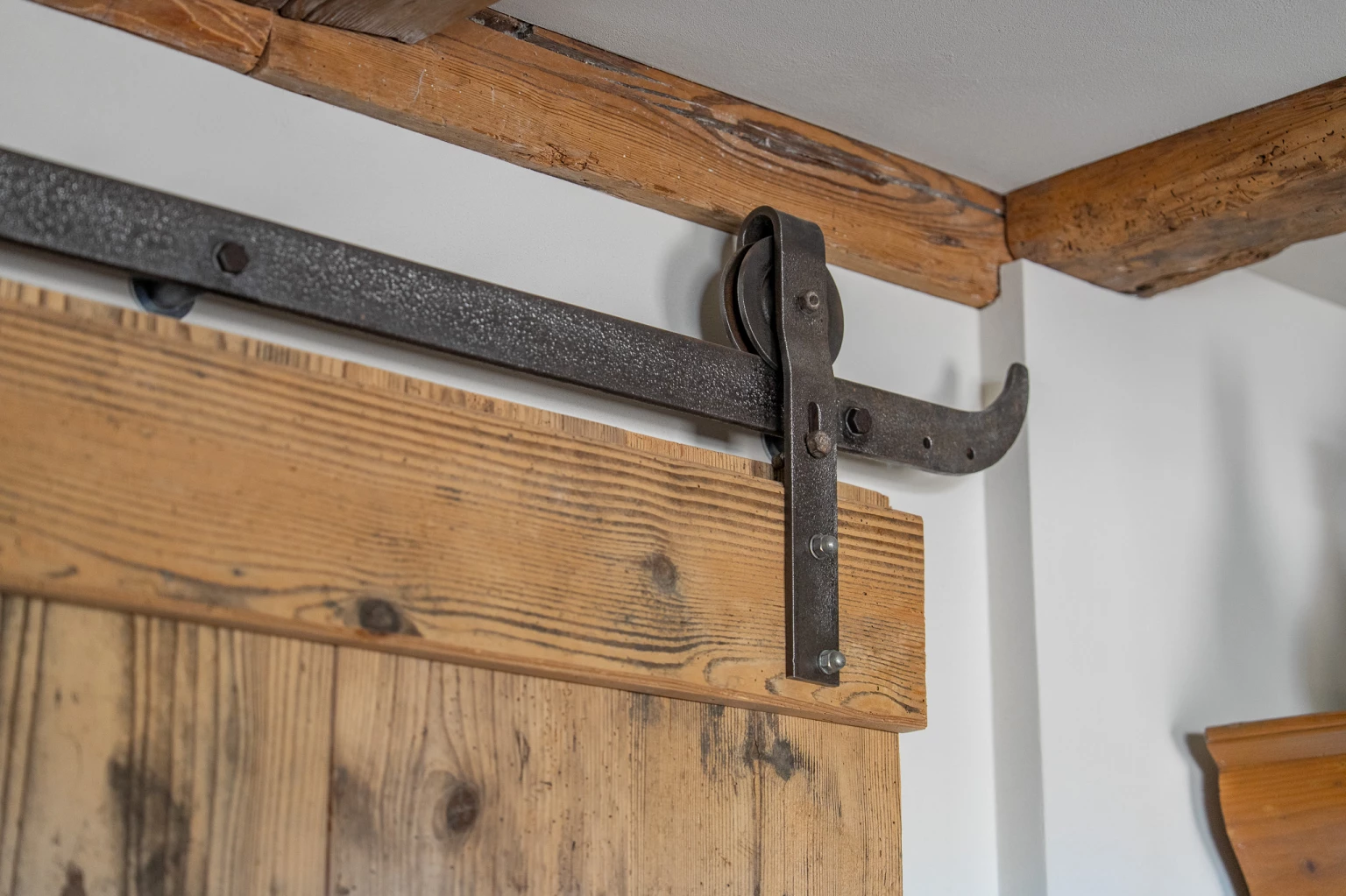 Umbau eines alten Bauernhauses mit sichtbarer Altholzkonstruktion und modernen Wohnräumen